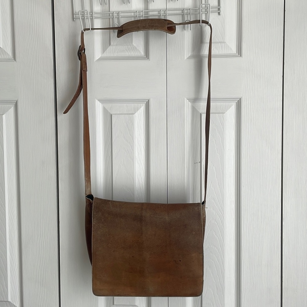 Vintage leather bag with tons of compartments!